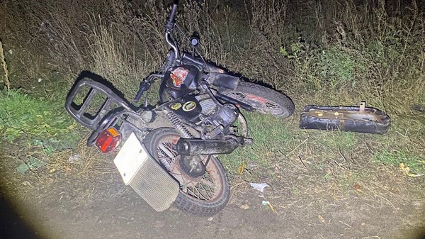 Удар головою, багато подряпин і зламана кістка: 12-річний мотоцикліст постраждав в аварії…