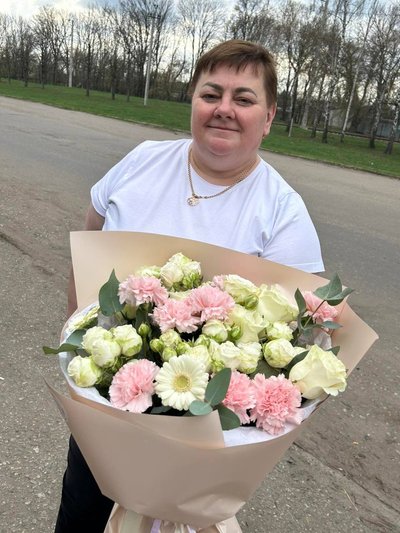 Наталія Свірідова з Кегичівки з букетом квітів