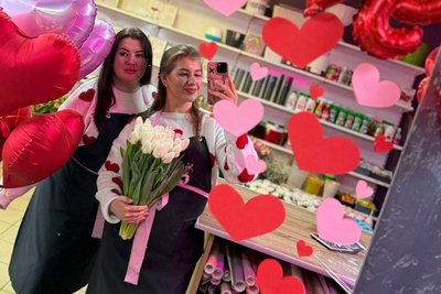 Доньки Наталії Свірідової, які працюють разом із нею в квітковій крамниці