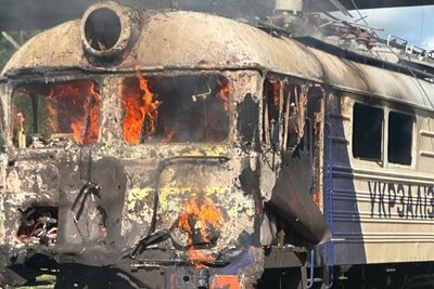 Локомотив, що палає після атаки російського дрона, Лозова, 14 червня 2026 року