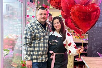 Донька Наталії Свірідової разом із чоловіком, який також задіяний у роботі квіткової крамниці в Кегичівці.