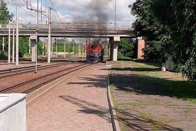 Локомотив, що палає після атаки російського дрона, Лозова, 14 червня 2026 року