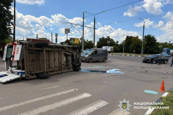 У Харкові автомобіль зіткнувся з машиною швидкої допомоги, що перевозила пацієнта з інсультом 2